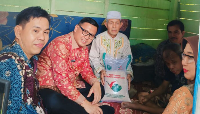 Pj Bupati Banyuasin Salurkan Bantuan Cadangan Pangan Pemerintah Tahun 2025