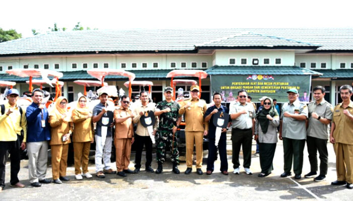 Pj Bupati Banyuasin Serahkan Bantuan 42 Unit Traktor Dari Kementan ke Poktan
