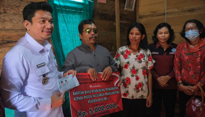 Pemkab BU Beri Bantuan Biaya Pendampingan Pengobatan Masyarakat Kurang Mampu