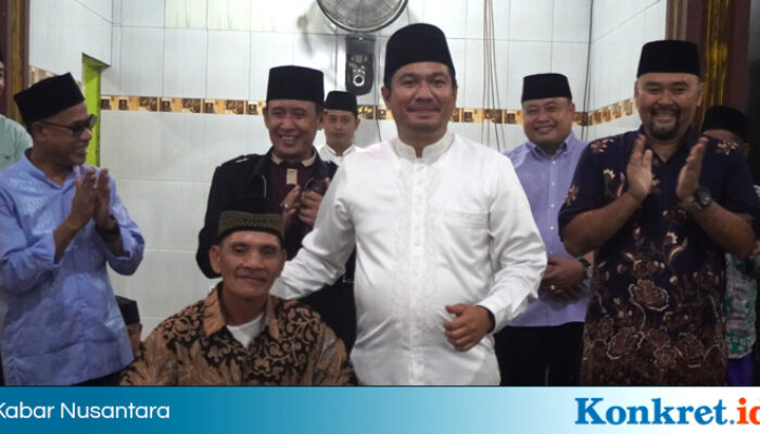 Safari Ramadhan Perdana di Sawang Lebar, Bupati Arie Santuni Lansia dan Anak Yatim