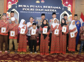 Polda Sumsel Bagi Takjil dan Buka Puasa Bersama Awak Media dan Masyarakat