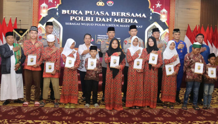 Polda Sumsel Bagi Takjil dan Buka Puasa Bersama Awak Media dan Masyarakat