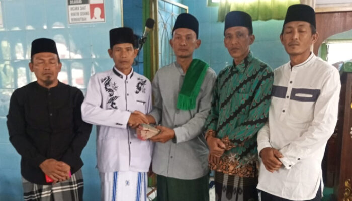 Pemdes Gunung Selan Salurkan Bantuan Keuangan Masjid dari Pemerintah Daerah