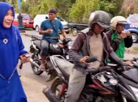 Wujud Kepedulian Wakil Rakyat, Hj. Armiyani Bagi Air Minum Untuk Pengendara Antri BBM