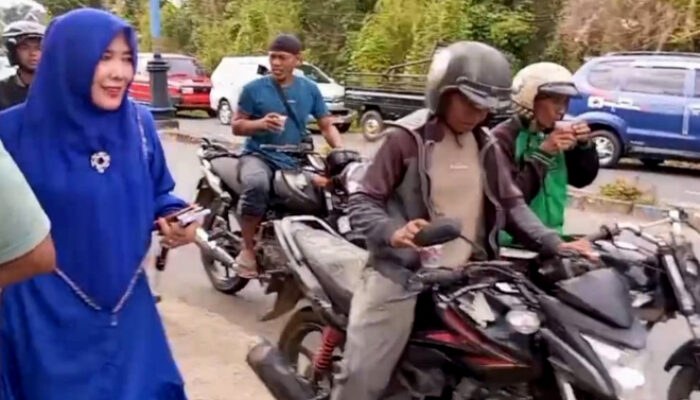 Wujud Kepedulian Wakil Rakyat, Hj. Armiyani Bagi Air Minum Untuk Pengendara Antri BBM