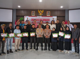 Kapolres RL Serahkan Piagam Lomba karya Jurnalistik