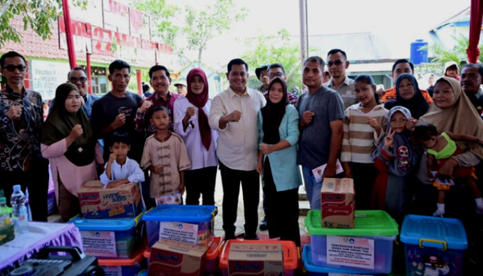 Bupati Banyuasin Beri Bantuan Untuk Anak Sekolah dan Warga Korban Kebakaran