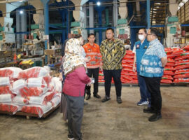 Pastikan Stok Pangan Terpenuhi, Sekda Banyuasin Tinjau PT. Buyung Putra Pangan