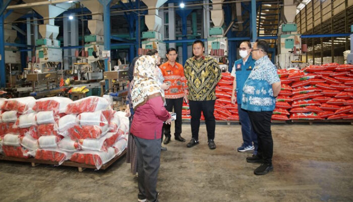 Pastikan Stok Pangan Terpenuhi, Sekda Banyuasin Tinjau PT. Buyung Putra Pangan